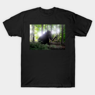 Mammut im Wald mamut mammoth ancient elephant in the woods T-Shirt